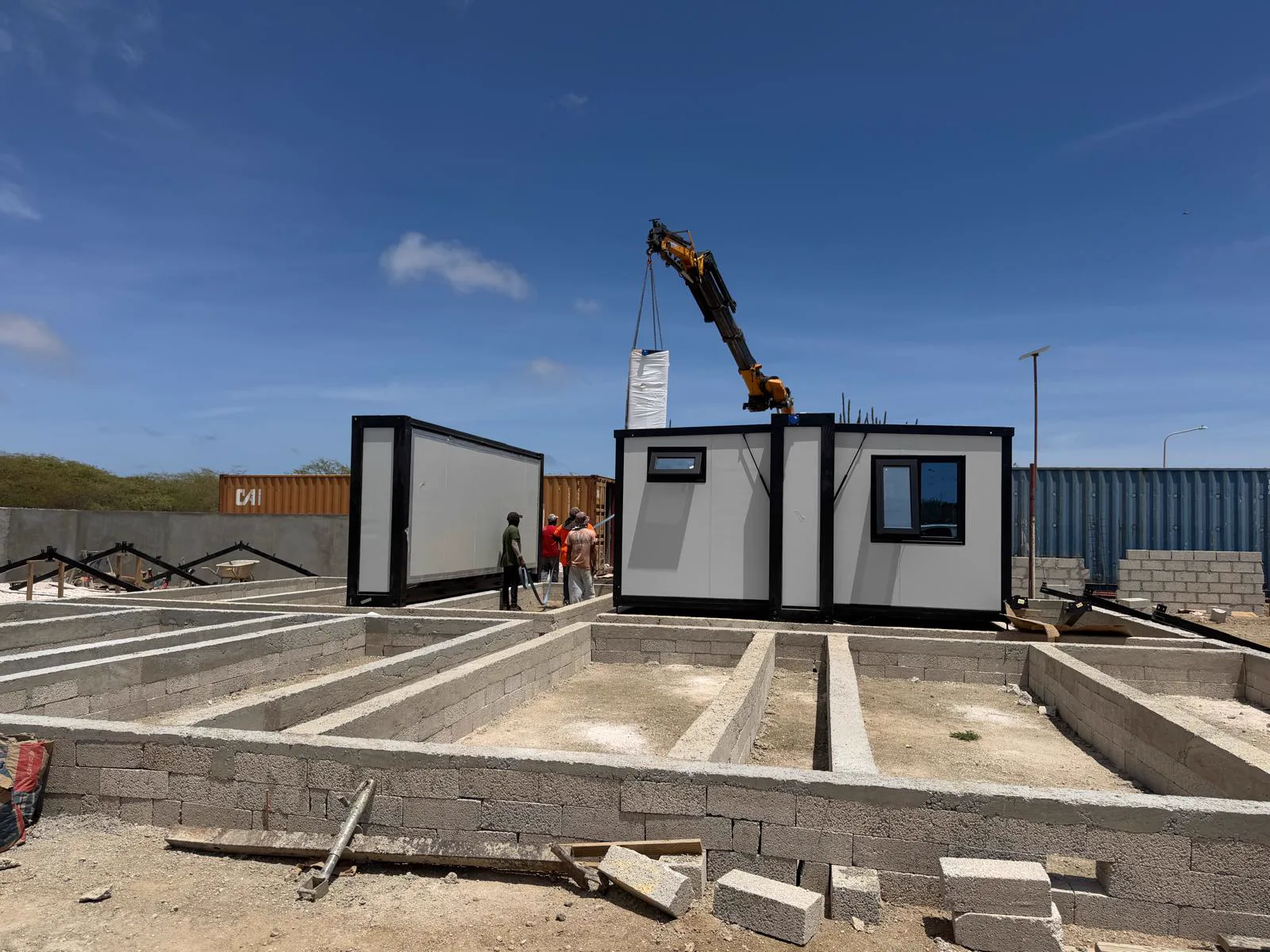 De prefab wanden worden op de fundering geplaatst