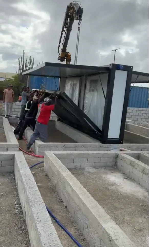 Het team vouwt de prefab constructie open