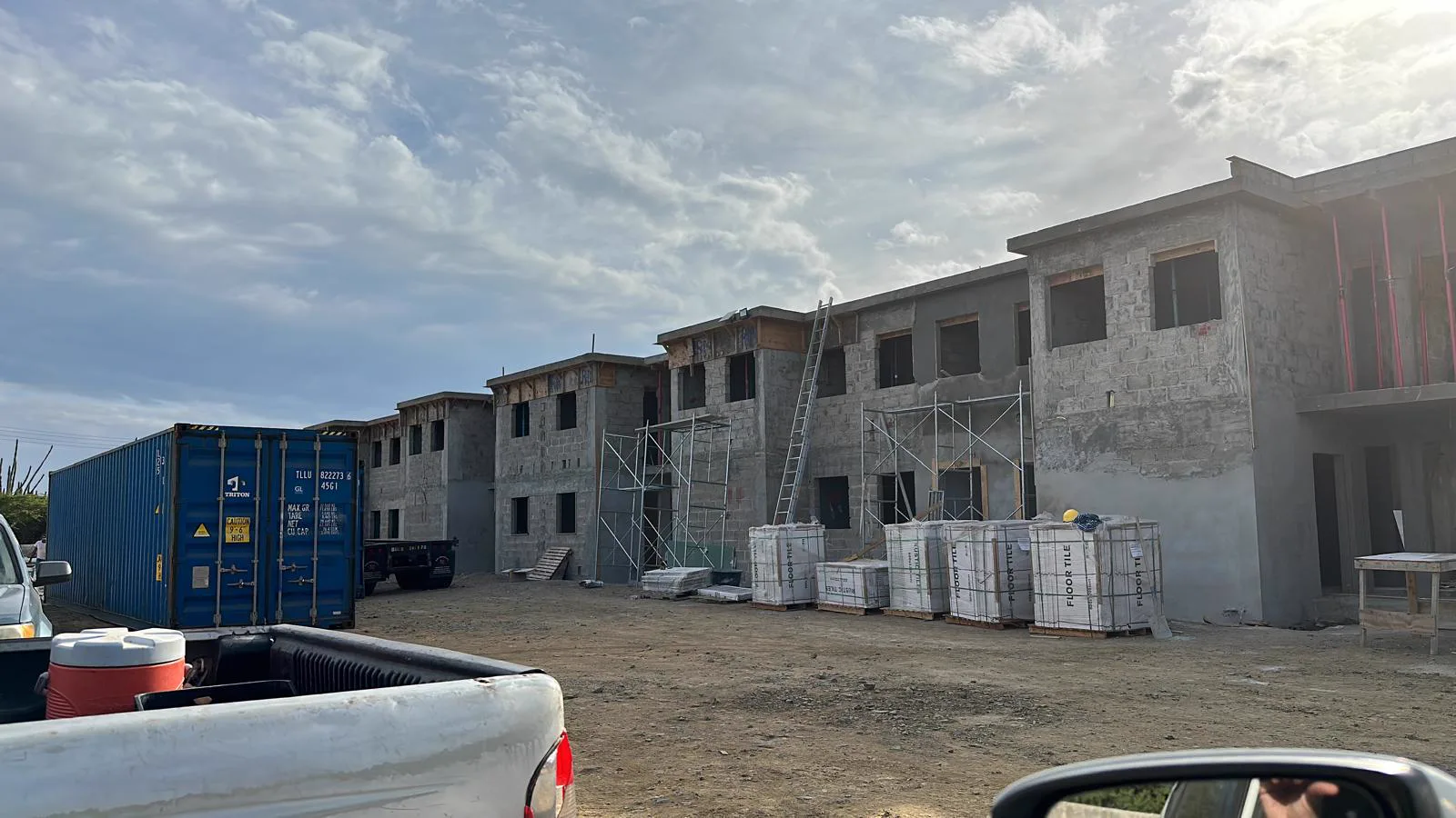 Woningen met twee bouwlagen, steigers en gedeeltelijk gepleisterde gevels