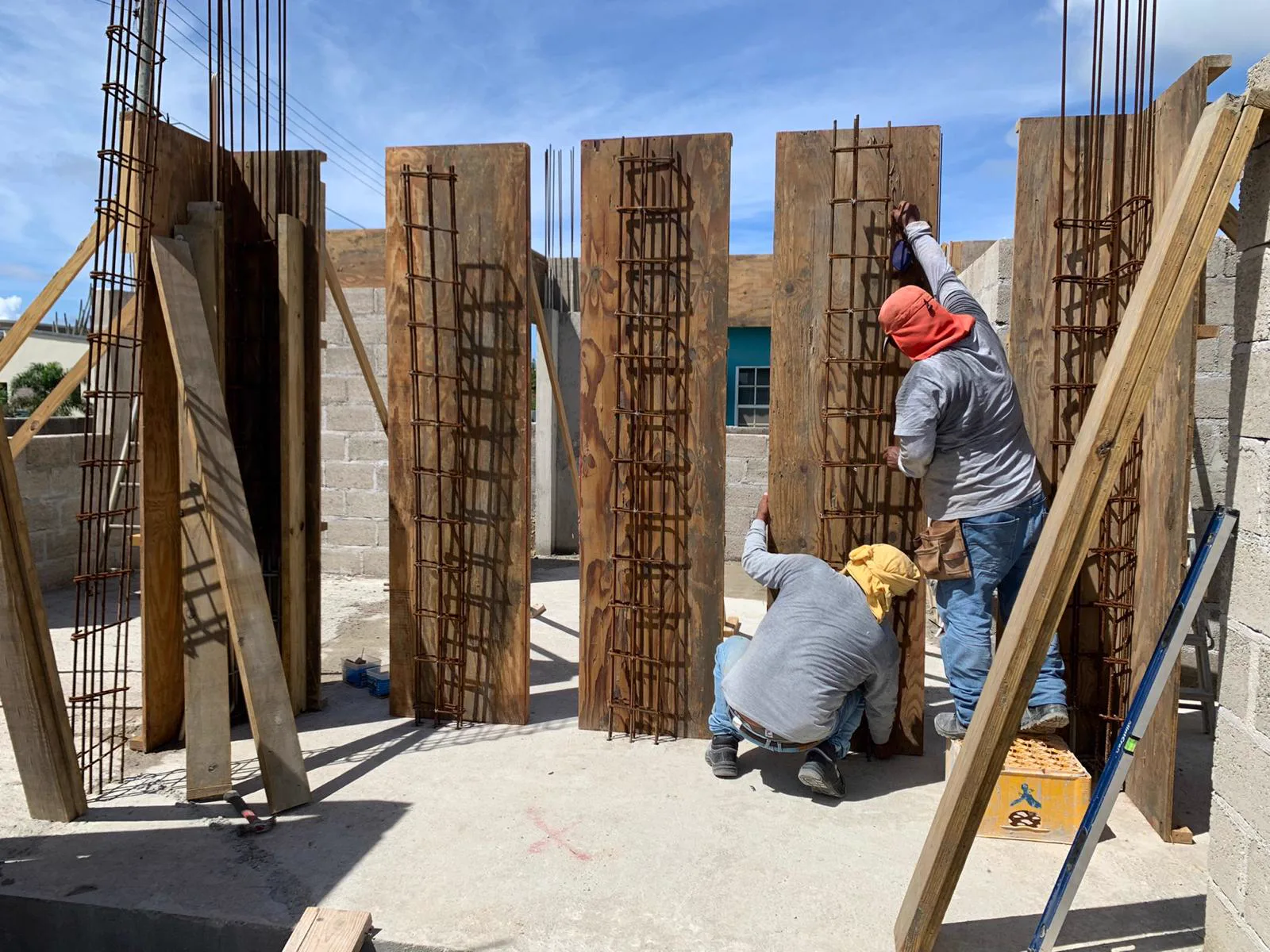 Bekisting en wapening tijdens de bouw van ons woonproject op Bonaire