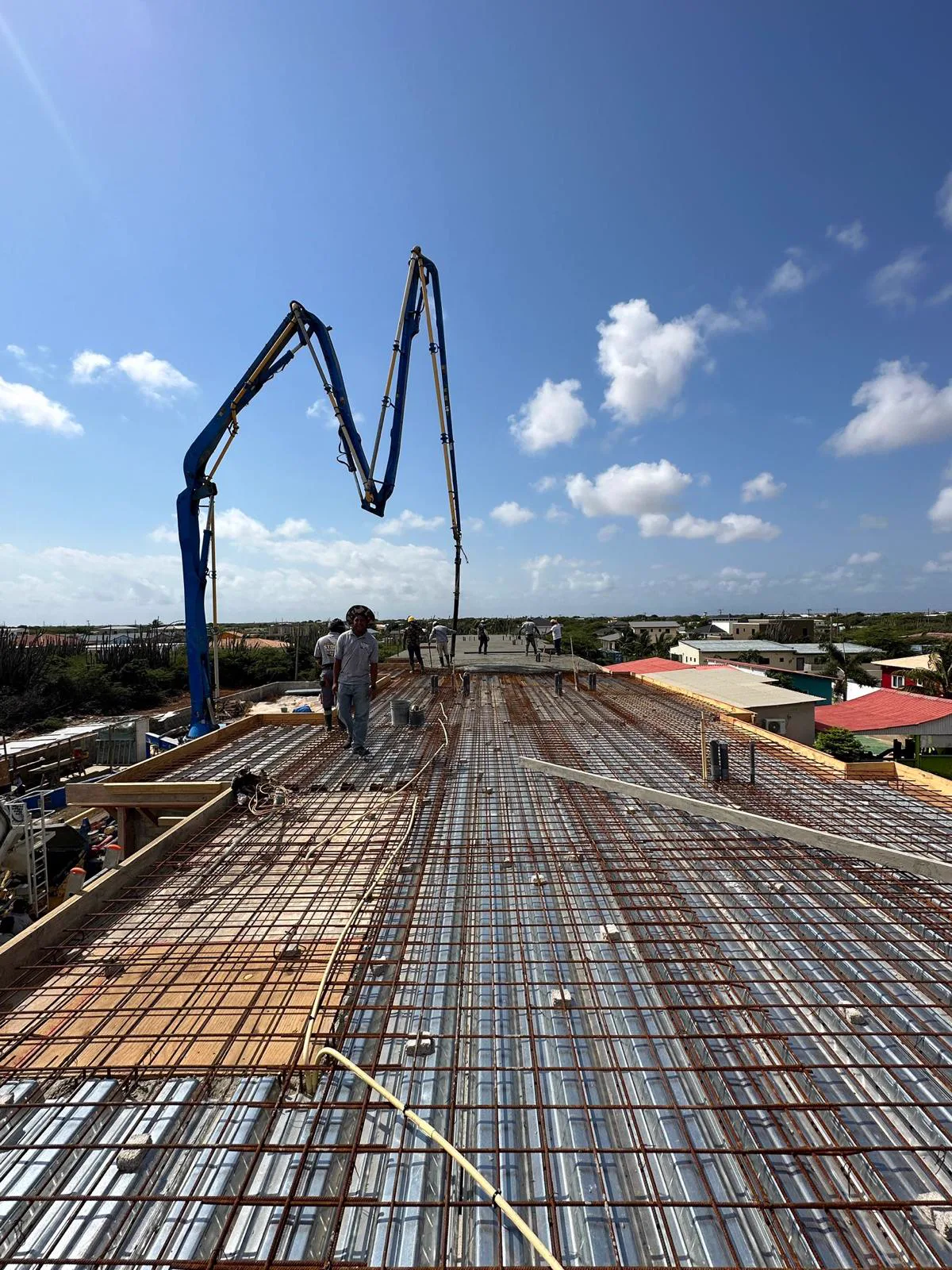 Vloerwapening en betonpomp tijdens het storten