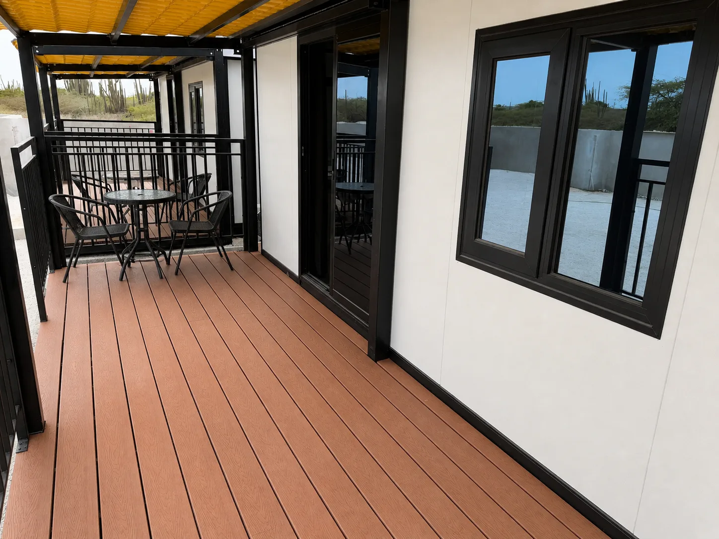 Overdekte porch met een eigen zitplek